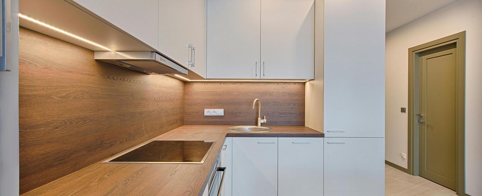 Cozinha planejada branca e madeira com design moderno