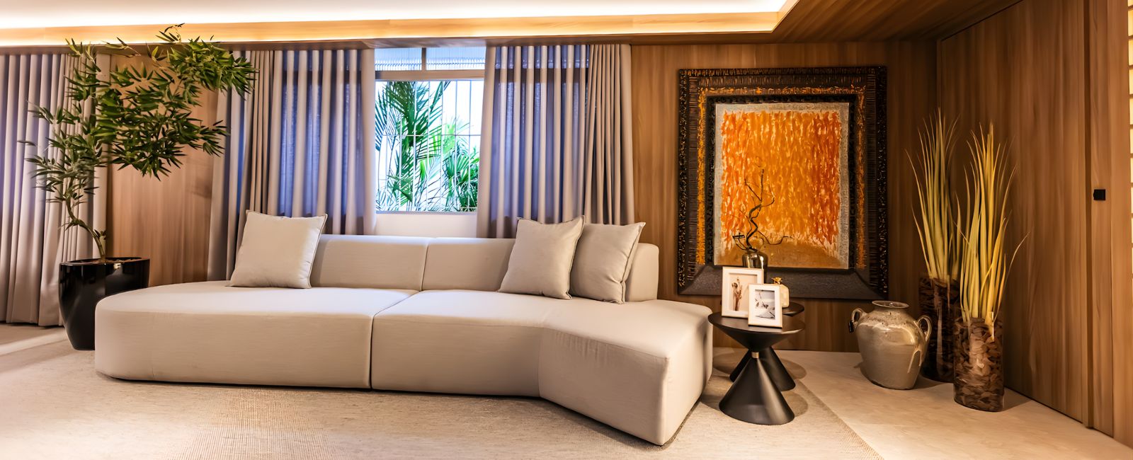 Sala de estar elegante com sofá bege e painel de madeira