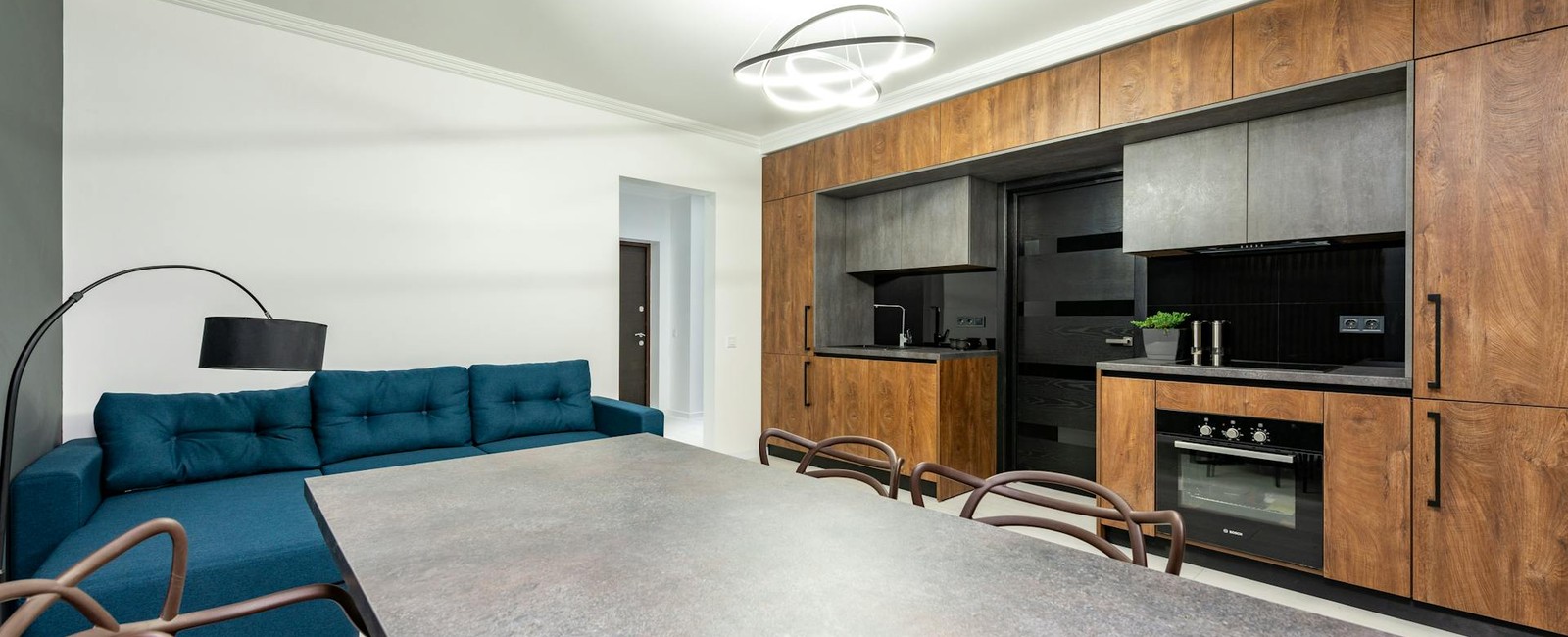 Conceito aberto de sala e cozinha com móveis planejados